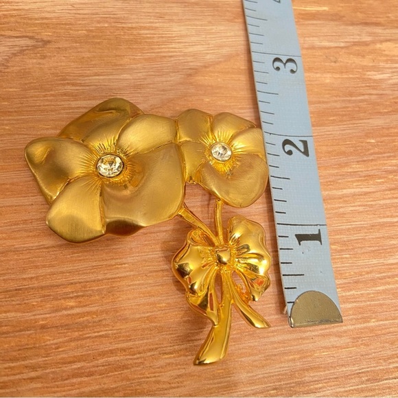 Gold Vintage Pronounced Floral and Faceted Stones with Decorative Bow Brooch. - Picture 5 of 6